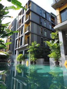 曼谷曼谷艾萨奴克酒店的一座建筑前面设有游泳池