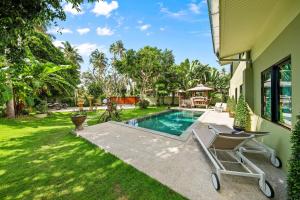 莱姆索塔班苏安宁静别墅的一个带游泳池和房子的庭院
