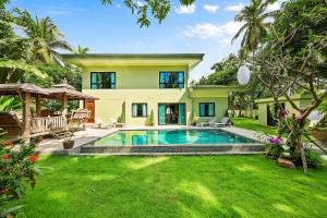 莱姆索塔班苏安宁静别墅的一个带游泳池和房子的后院