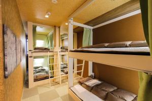神户Kobe Nadeshikoya的客房设有两张双层床和镜子