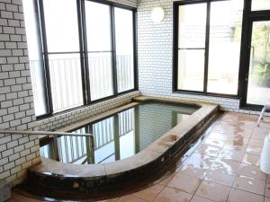 涩川市金达余旅馆的窗户房间里一片水