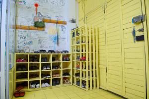 塔什干Topchan的一间房间,里面装着一些带鞋的书架