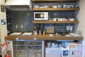 福冈中今旅馆的厨房配有水槽和微波炉