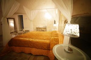 马泰拉贝尔维德勒二号酒店的一间卧室配有床、灯和水槽