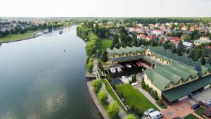 奥古斯图Hotel Nad Nettą的享有河边一座大建筑的空中景色