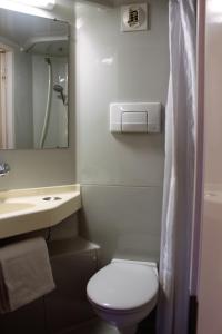 普瑞米尔圣布里尔克特杰经典酒店的一间浴室