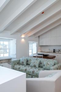 奥比多斯卢加莱科姆历史度假屋的带沙发的客厅和厨房
