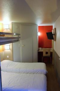 特赫格欧普瑞米尔圣布里尔克特杰经典酒店的酒店客房配有两张床和一张书桌