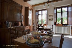 特罗法雷洛富鲁迪洛斯农家乐的厨房配有餐桌和食物