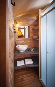 欧巴涅加兰班酒店的一间带水槽和镜子的浴室