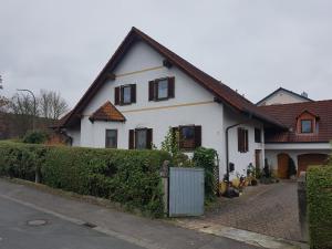 希尔沙伊德Ferienwohnung Schütz的白色房子,有棕色的屋顶