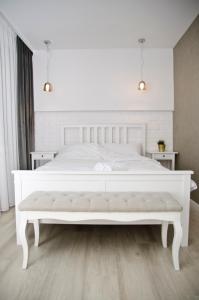 奥尔什丁kameralny apartament的白色卧室设有一张白色大床