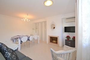 阿尔库迪亚港Salada House的用餐室以及带桌椅的起居室。