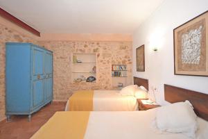 阿尔库迪亚Villa Torreon的一间卧室设有两张床和蓝色的橱柜