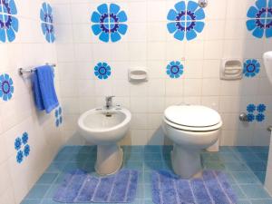 滨海波利尼亚诺Casa Del Parco的一间带卫生间和坐浴盆的浴室