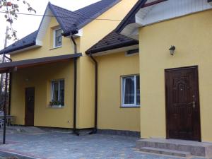 特鲁斯卡韦茨Sweet Apartment的黄色的房子,设有棕色的门和窗户
