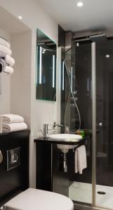 雷恩宜必思雷恩中心火车站北酒店的一间带玻璃淋浴和水槽的浴室