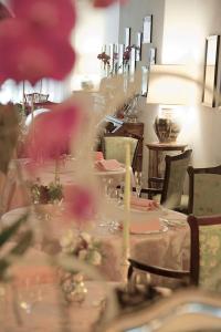 SorisoHotel Ristorante Al Sorriso的一间带长桌和椅子的用餐室
