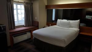 博兹曼温德姆不来梅乡村套房酒店 的一间设有大床和窗户的酒店客房
