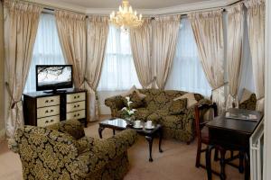 鲍内斯温德米尔牡鹿首领酒店的客厅配有沙发和桌子