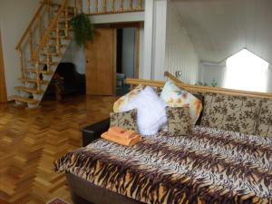 希奥利艾Home for Guests Lakštingala的一间卧室配有带枕头的床和楼梯。