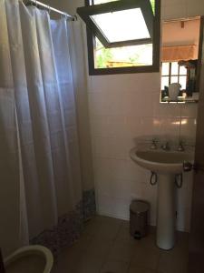 皮里亚波利斯Cabanas Cucu的一间带水槽和淋浴帘的浴室