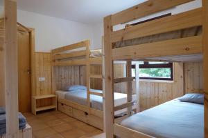 埃乔Camping Selva de Oza的小屋内设有一间带两张双层床的卧室