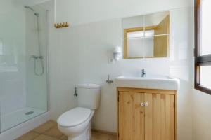 埃乔Camping Selva de Oza的浴室配有卫生间、盥洗盆和淋浴。