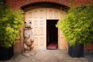 比肯斯菲尔德疯狂熊比肯斯菲尔德酒店的站在门前的熊雕像