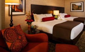 土桑图森太阳赌场度假酒店的酒店客房,配有两张床和椅子
