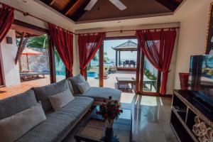 高兰泰国海岛梦想庄园酒店的带沙发和电视的客厅