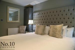 普雷斯顿普雷斯顿10号公寓式酒店的卧室配有一张大白色的床和大床头板