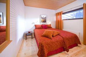 普哈圣山皮亚圣洁假日俱乐部的一间卧室配有一张带红色毯子的床和窗户。