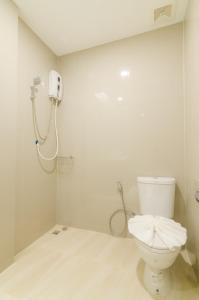 纳通市纳通我的生活酒店的一间带卫生间和淋浴的浴室
