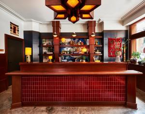 芝加哥芝加哥写意酒店的一间酒吧,在房间内配有木台