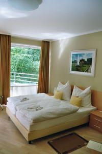 柏林迪尔曼斯之家旅馆的卧室在窗户前配有一张大床