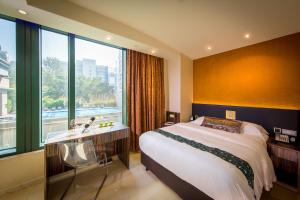 香港维港湾酒店的一间卧室配有床、水槽和窗户