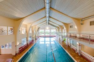 Veitsch法伊奇JUFA宾馆的一座带室内游泳池的大型室内游泳池