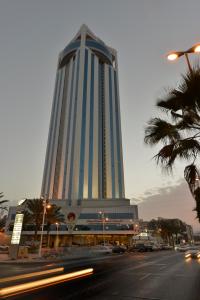 塔伊夫阿瓦利屋国际酒店的前面有一条街道的蓝色高楼