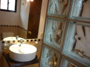 拉佩德雷拉Aloha Village的一间带水槽和镜子的浴室