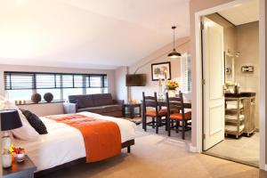 德吕嫩德赖斯酒店的一间卧室设有一张床和一间客厅。