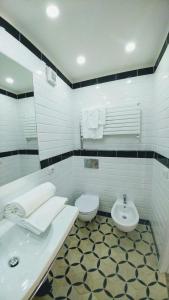 蒂沃利伊尔克勒住宿加早餐旅馆的白色的浴室设有水槽和卫生间。