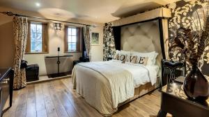班克内克Glenskirlie Castle Hotel的一间卧室配有一张大床和大床头板