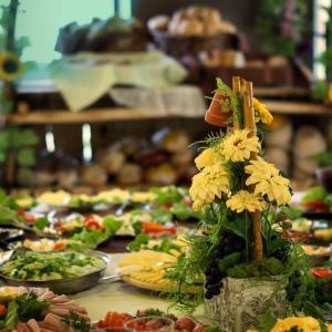 尤斯托尼莫斯基Korab Natura Tour的自助餐,包括许多食物和鲜花