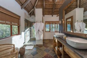 SidburyLalibela Game Reserve - Inzolo Lodge的浴室设有2个水槽和2面镜子