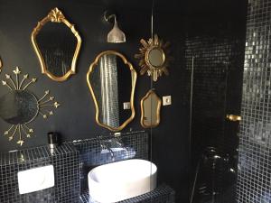 蒙彼利埃我的城市避难所 的浴室设有黑色墙壁、镜子和水槽