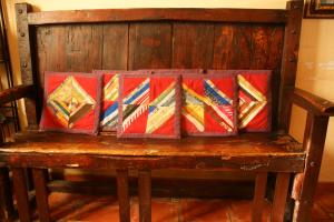 Ojacastro乌雅拉乡村民宿的木凳顶上的四件艺术品
