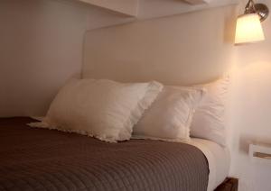 圣塔克里斯蒂纳阿鲁Casa Rosa Garden House的一张床上有两个枕头的房间