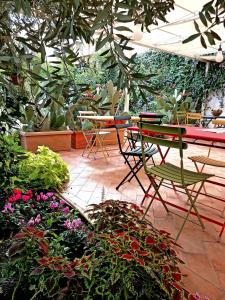 卡塔尼亚La Foresteria Garden Boutique B&B的庭院配有桌椅和植物