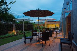 桐生市桐生大酒店 的一个带桌椅和遮阳伞的庭院